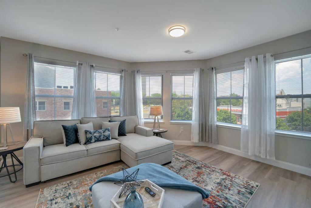 Beautiful 2Br Apt/Ewr Airport/King /Free Parking Newark Ngoại thất bức ảnh