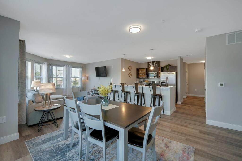 Beautiful 2Br Apt/Ewr Airport/King /Free Parking Newark Ngoại thất bức ảnh