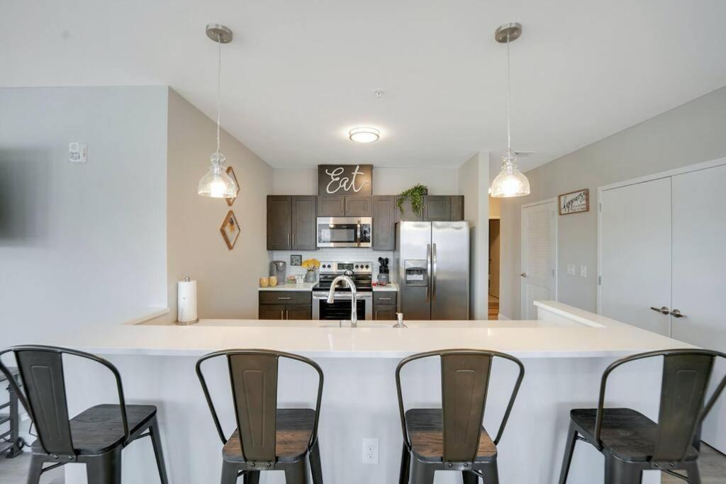 Beautiful 2Br Apt/Ewr Airport/King /Free Parking Newark Ngoại thất bức ảnh