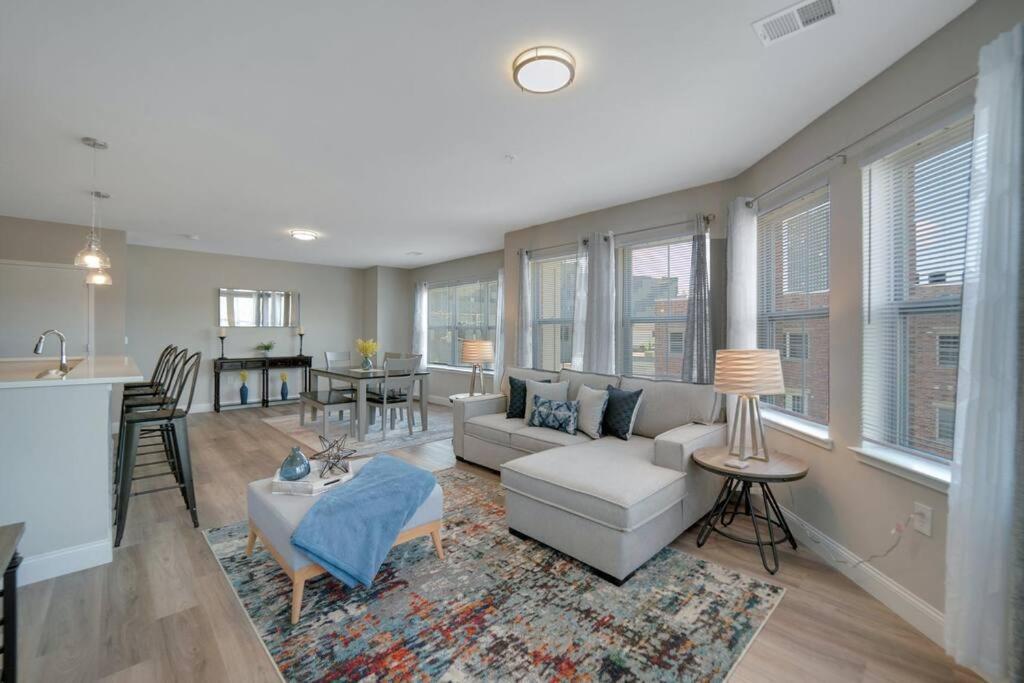 Beautiful 2Br Apt/Ewr Airport/King /Free Parking Newark Ngoại thất bức ảnh