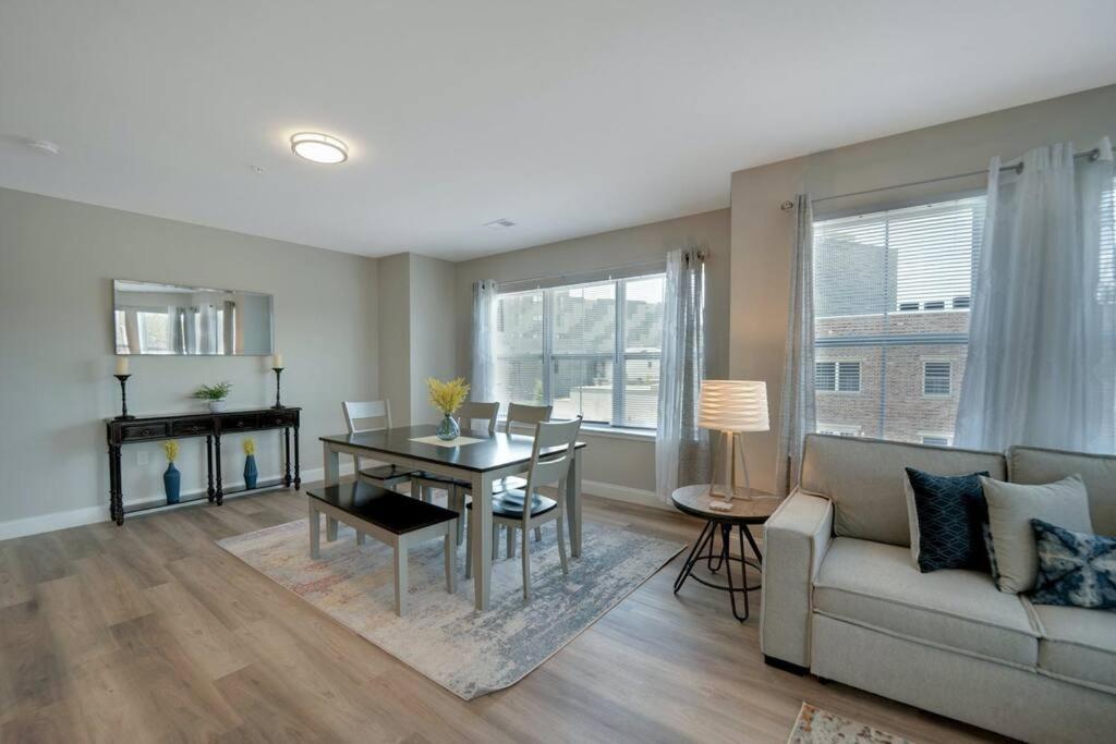Beautiful 2Br Apt/Ewr Airport/King /Free Parking Newark Ngoại thất bức ảnh