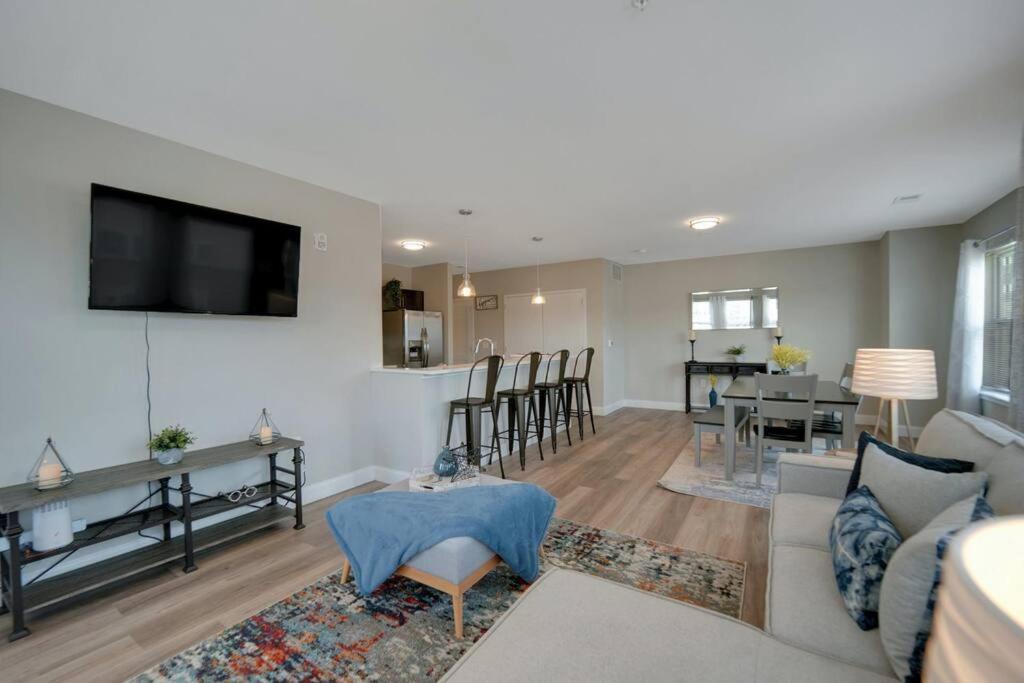 Beautiful 2Br Apt/Ewr Airport/King /Free Parking Newark Ngoại thất bức ảnh