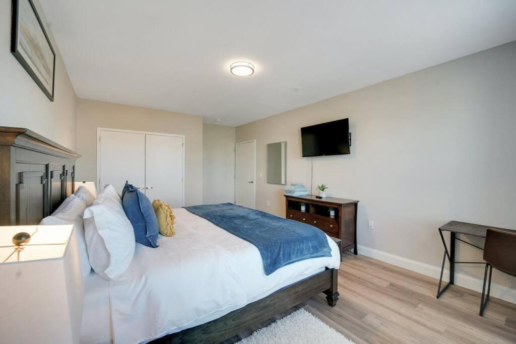 Beautiful 2Br Apt/Ewr Airport/King /Free Parking Newark Ngoại thất bức ảnh