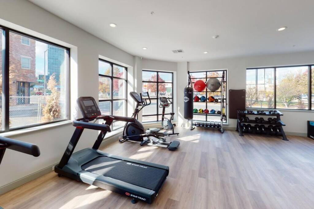 Beautiful 2Br Apt/Ewr Airport/King /Free Parking Newark Ngoại thất bức ảnh