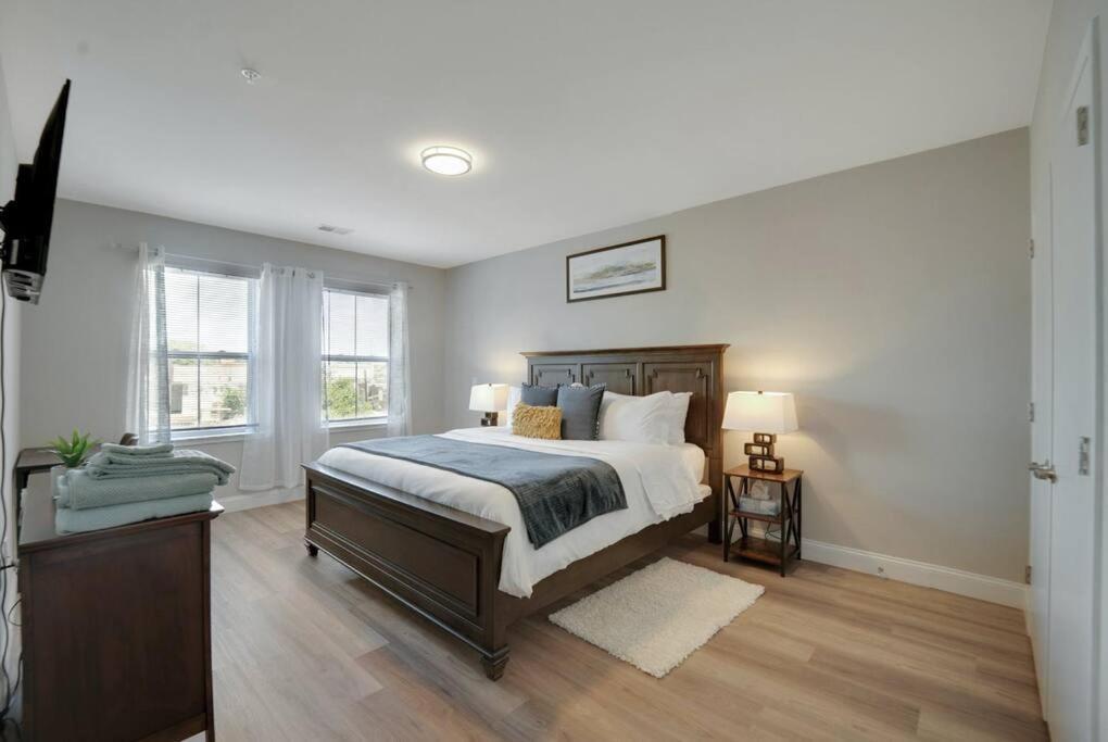 Beautiful 2Br Apt/Ewr Airport/King /Free Parking Newark Ngoại thất bức ảnh