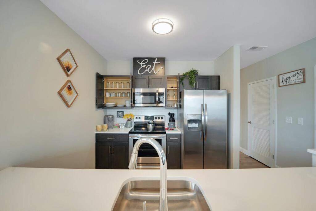Beautiful 2Br Apt/Ewr Airport/King /Free Parking Newark Ngoại thất bức ảnh