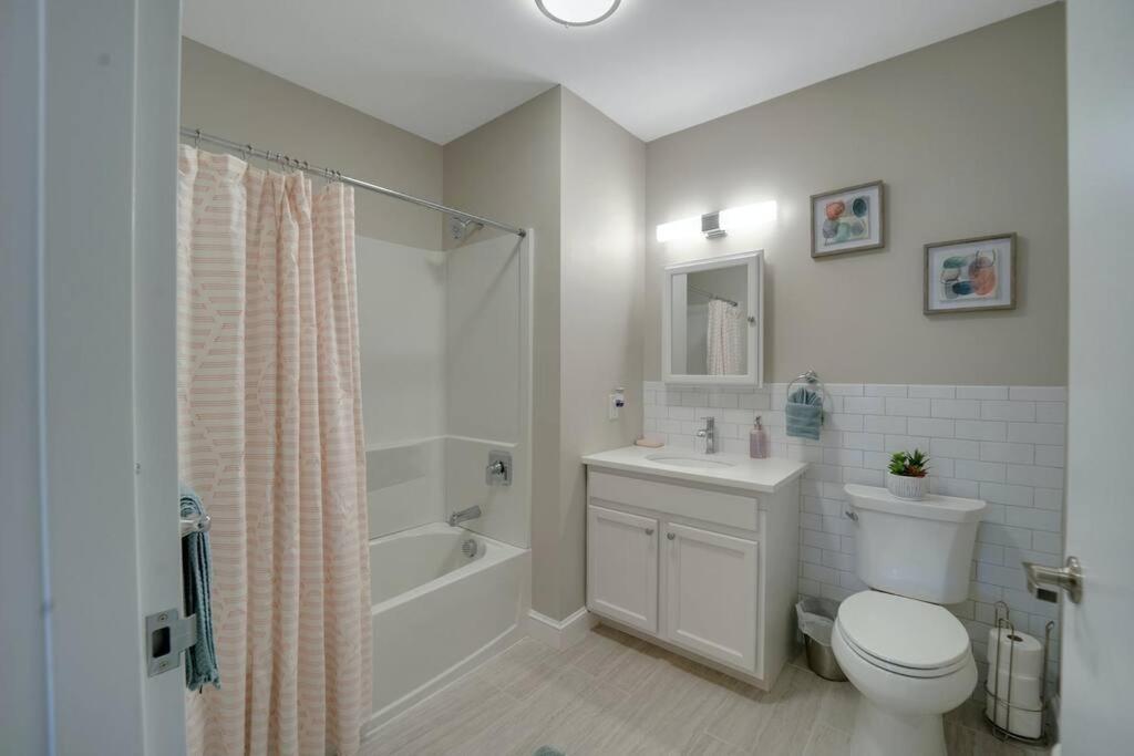 Beautiful 2Br Apt/Ewr Airport/King /Free Parking Newark Ngoại thất bức ảnh