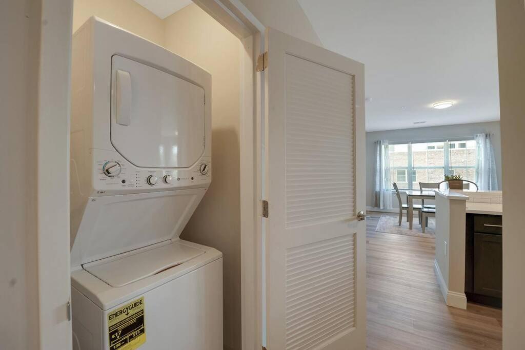 Beautiful 2Br Apt/Ewr Airport/King /Free Parking Newark Ngoại thất bức ảnh