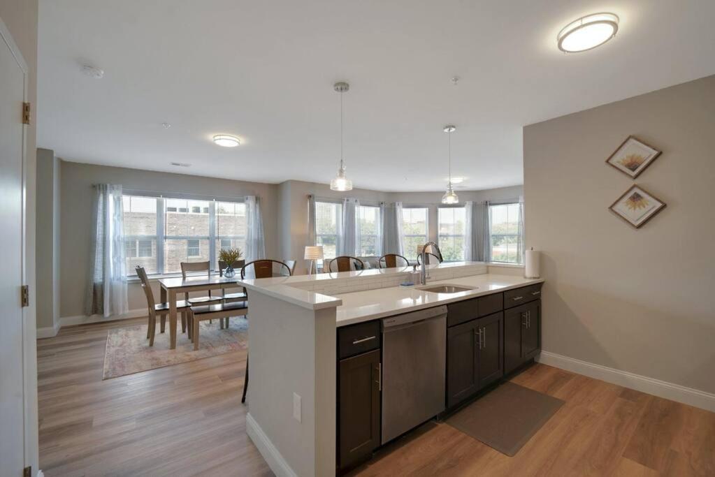 Beautiful 2Br Apt/Ewr Airport/King /Free Parking Newark Ngoại thất bức ảnh